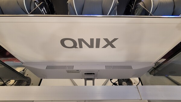큐닉스 QX327F의 특징인 후면 디자인.