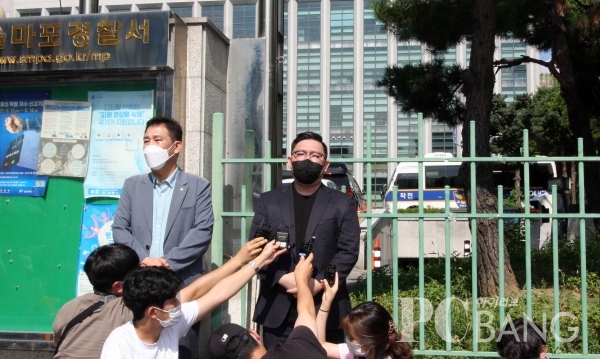 지난해 8월 마포경찰서 출석 당시 최승재 의원(좌)과 김기홍 이사장