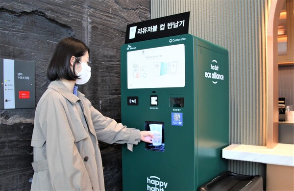 스타벅스 등 대형 프랜차이즈에서는 자판기 형태의 리유저블컵 시스템을 도입함으로써 일회용품 사용규제에 대응 중이다