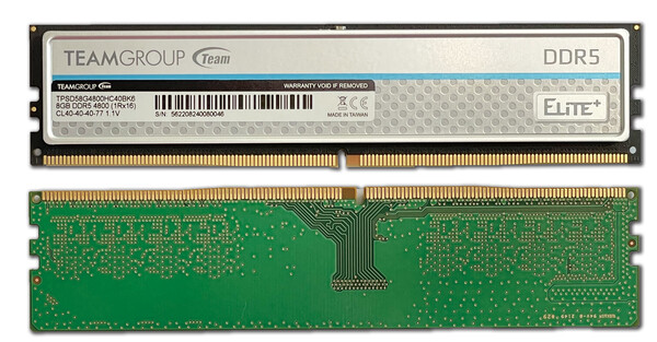 아래의 DDR4 메모리와 비교해 보면 중앙 홈의 위치가 약간 다르다