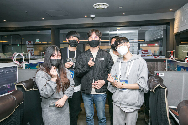  “지난달 실시한 PC방 오프라인 이벤트에서 김태현 디렉터와 유저들이 기념촬영을 하고 있다.”