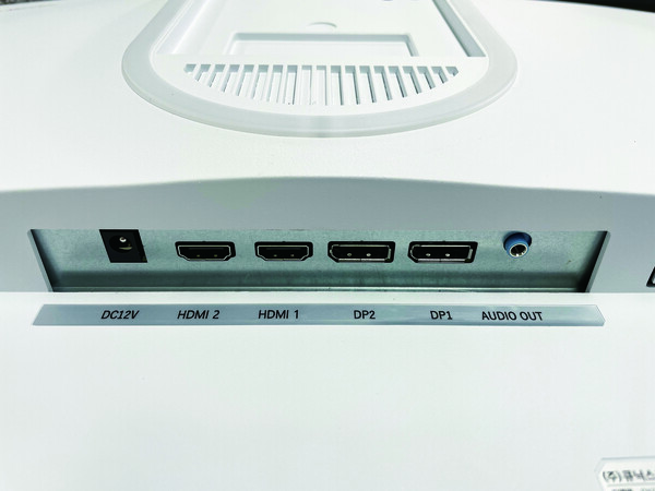 HDMI 2.0, DP 1.2 포트가 각 2개씩 배치돼 있다