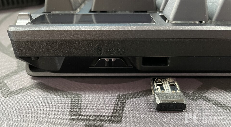 키보드 우측 상단 부분에 연결 방식 변경 스위치가 USB 포트 동글과 함께 배치돼 있다