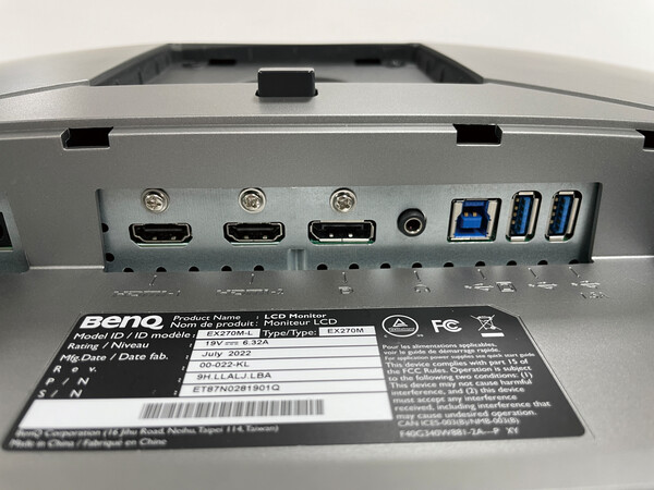 HDMI 2.0 포트 2개, DP 1.4 1개, USB 포트 3개, 3.5mm 오디오 포트 등이 후면에 모여 있다.