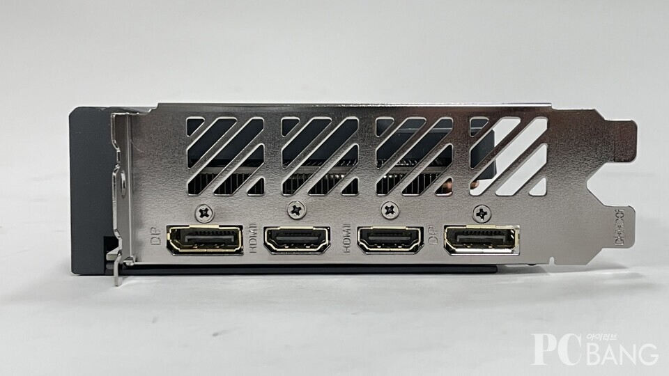 출력포트는 DP 1.4 2개, HDMI 2.1 2개로 최대 4대의 모니터를 연결할 수 있다