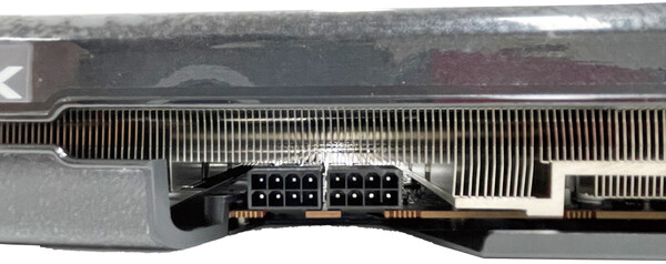 적어도 700W 출력의 PSU 8핀 전원 커넥터 2개가 필요하다