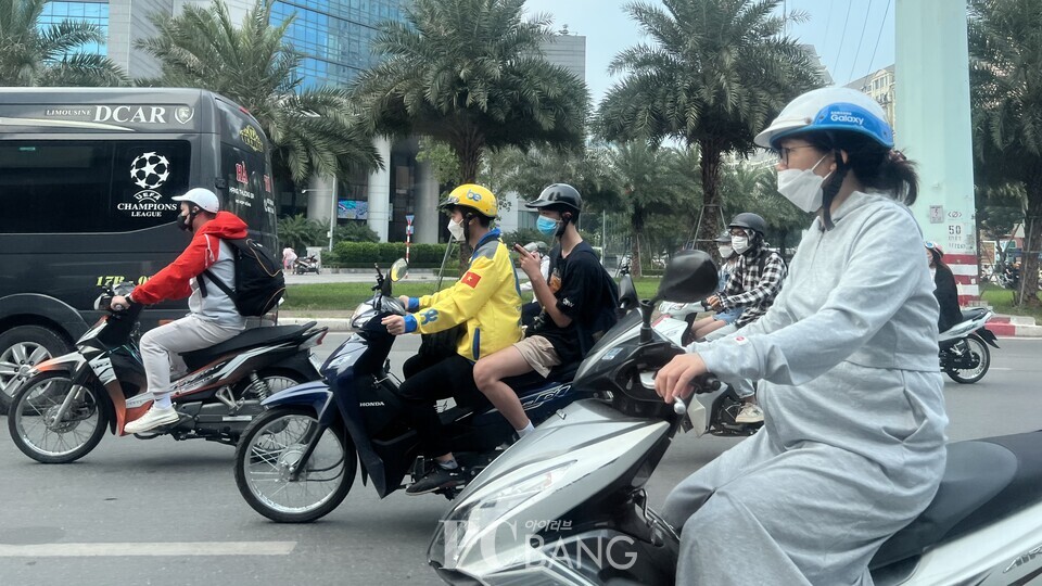베트남에서는 남녀노소, 임산부까지 오토바이로 이동하는 것이 일상이다