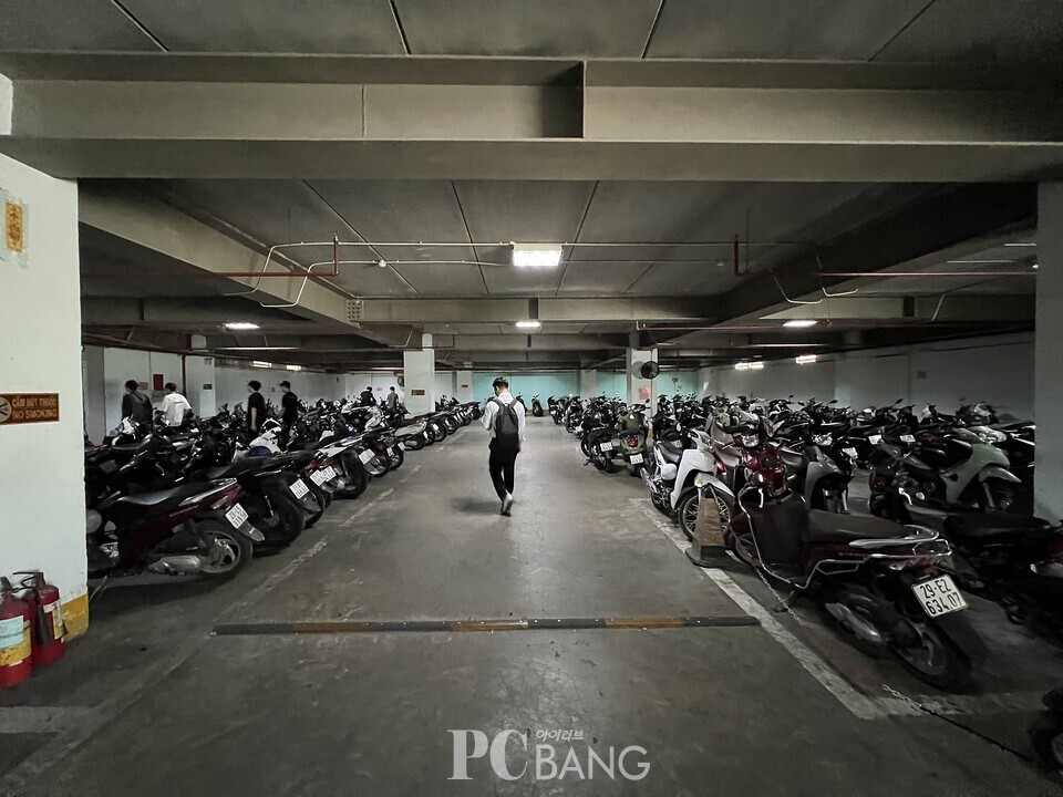 베트남 PC방은 오토바이 주차장이 필수