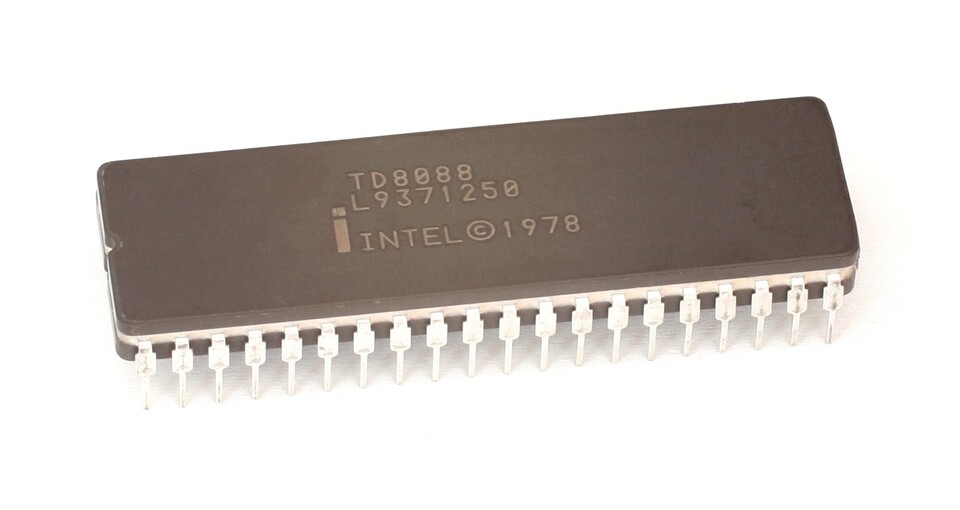 1979년 출시된 인텔 8088 칩. 트랜지스터 집적도 29,000